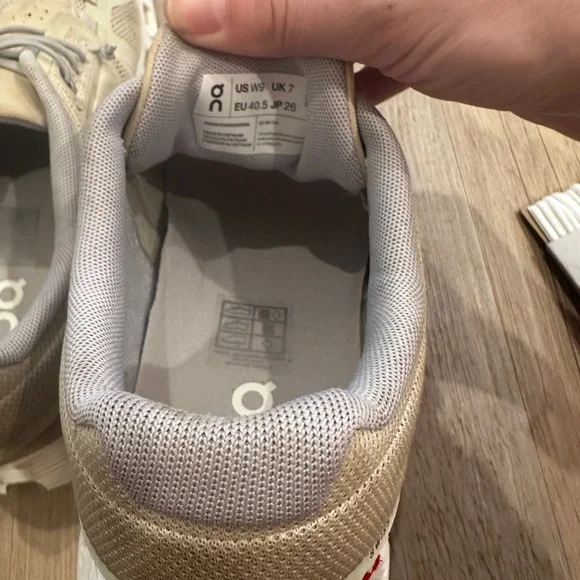 Used condition ON women’s tennis shoes - Picture 9 of 9